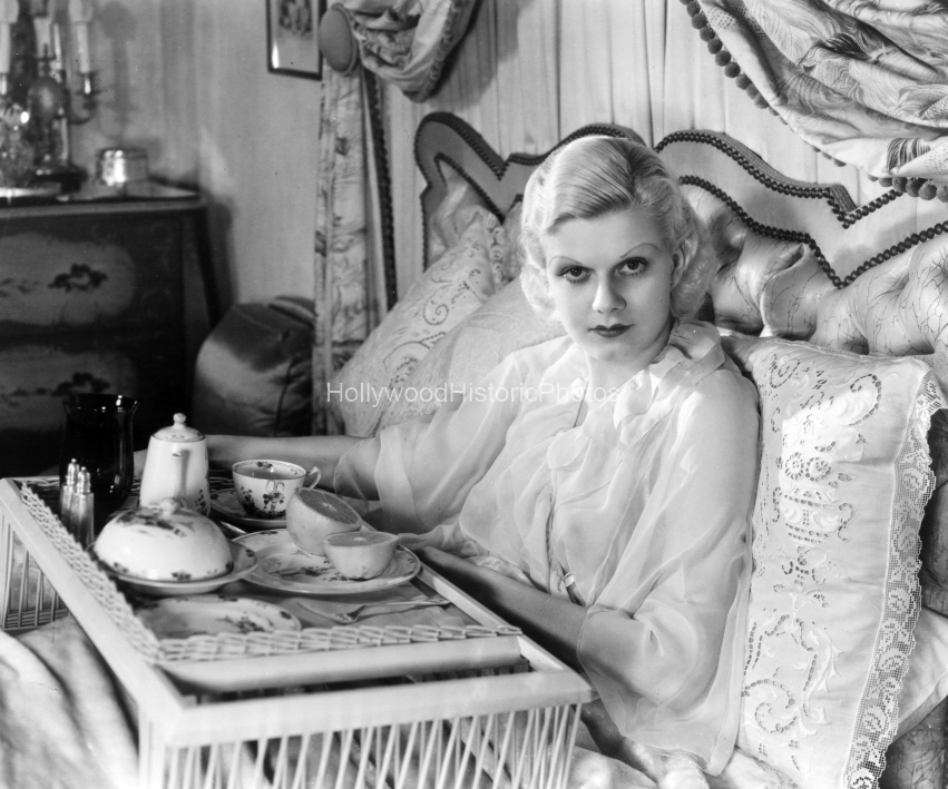 Jean Harlow 1932 4 breakfast in bed.jpg